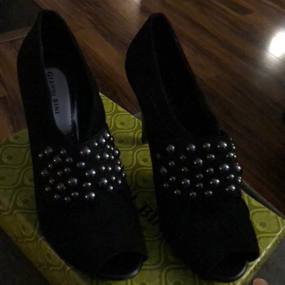Black shoes